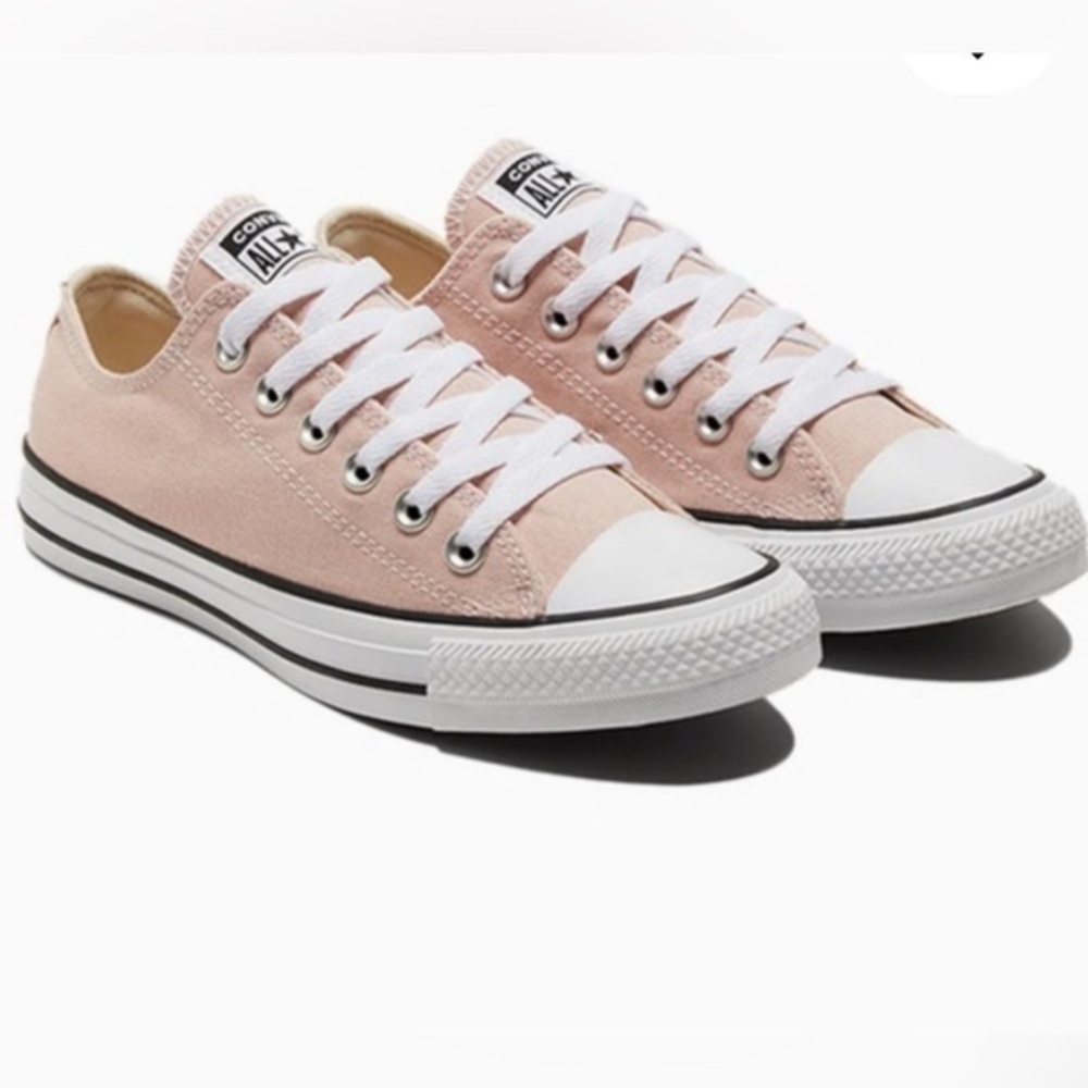 NWT ❇️Converse❇️ Pink and White Canvas Sneakers Low-Top